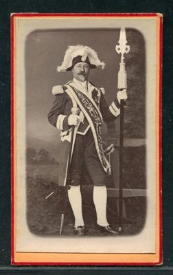 une vieille photo d'un homme en uniforme, muni d'une épée