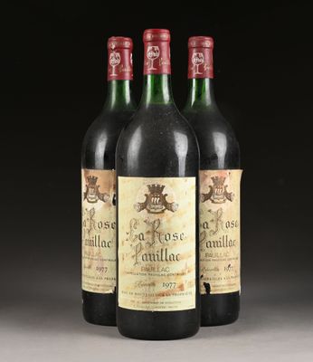trois bouteilles de vin rouge posées sur une table
