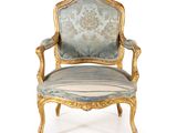 une image représentant une chaise bleue et dorée sur fond blanc