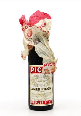 une bouteille de vin posée sur une table