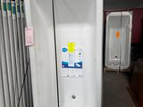 une grande boîte blanche contenant une douche à l'intérieur