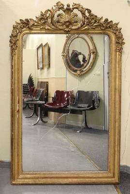 Miroir d’applique à fronton cintré en bois mouluré, sculpté,…