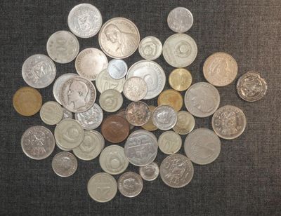 beaucoup de pièces qui sont sur la table