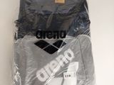 une chemise emballée dans du plastique, posée sur une table blanche