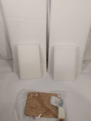 trois boîtes blanches posées les unes à côté des autres sur une surface blanche