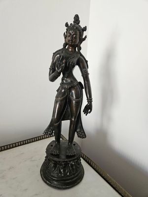 une statue représentant une femme debout sur une table