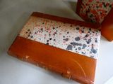 deux bagages posés sur une table