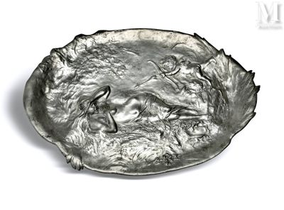 une assiette en argent sur laquelle est représenté un cheval, sur un fond blanc