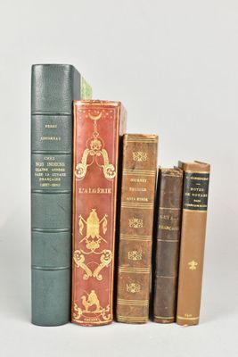 de nombreux livres alignés sur une étagère