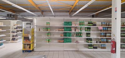 un magasin dont les rayons regorgent de sodas et d'autres boissons