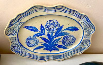 une assiette bleue et blanche ornée d'une fleur