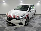une photo d'une voiture blanche avec des bandes rouges et blanches