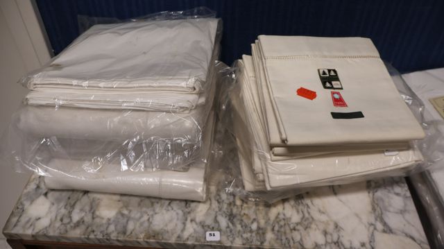 5 draps anciens et 5 taies monogrammés RT