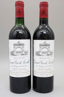 deux bouteilles de vin rouge posées l'une à côté de l'autre sur une table