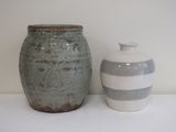 deux vases posés l'un à côté de l'autre sur une table