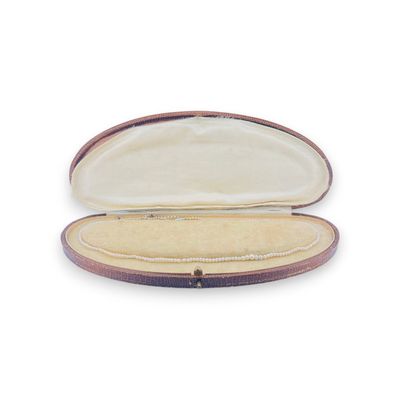 Un collier de perles de fines en chute. Le fermoir en or bla…