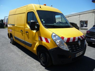 une camionnette jaune garée dans un parking