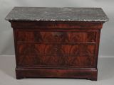 une commode ancienne avec dessus en marbre