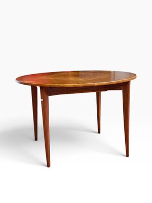 une table à manger ovale avec des pieds en bois et un plateau en bois
