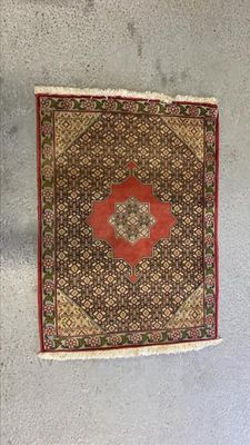 deux tapis accrochés au mur l'un à côté de l'autre