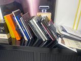 de nombreux livres posés sur une étagère noire