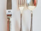 trois fourchettes, une cuillère et un couteau sur une table