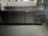 un comptoir en acier inoxydable dans une cuisine commerciale