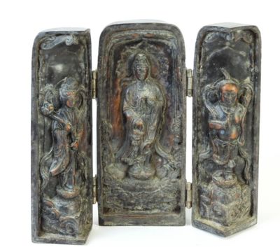 trois statues en métal représentant un homme et une femme dans une pièce