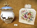 deux vases placés l'un à côté de l'autre sur une table