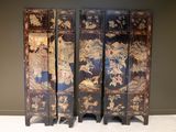 trois paravents anciens en bois de style chinois, ornés de motifs floraux