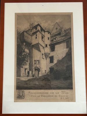 une vieille photo d'un bâtiment avec une horloge sur la façade