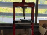 une machine posée sur une table dans une pièce