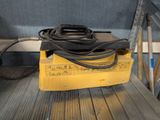 une boîte jaune sur laquelle est posé un sac noir