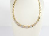 un collier en or et en argent sur un mannequin