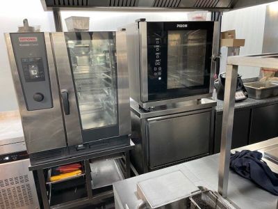 une cuisine équipée de nombreux appareils électroménagers