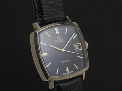 une photo d'une montre au cadran noir