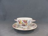 une tasse et une soucoupe sur une soucoupe sur une table
