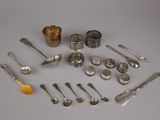 beaucoup de cuillères en argent et d'autres objets en argent sur une table