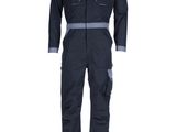 une image représentant un costume de travail noir et gris sur fond blanc