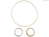 un gros plan sur deux bagues et une bague sur fond blanc