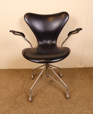 une photo d'une chaise de bureau en cuir noir avec un piètement en acier chromé