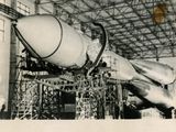 une photo en noir et blanc d'un avion à réaction dans un hangar