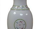 un vase blanc orné d'un motif floral