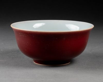 Bol chinois rouge et blanc sur fond noir