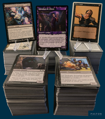un lot de cartes posées sur une table