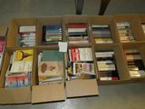 de nombreux livres dans les cartons posés par terre