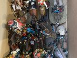 une boîte remplie de figurines qui s'y trouvent