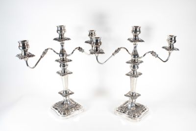paire de candélabres plaqués argent avec des bougeoirs sur pied