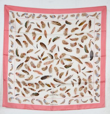 écharpe rose et blanche ornée de plumes sur fond blanc
