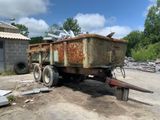 un camion-benne à l'arrêt dans la boue